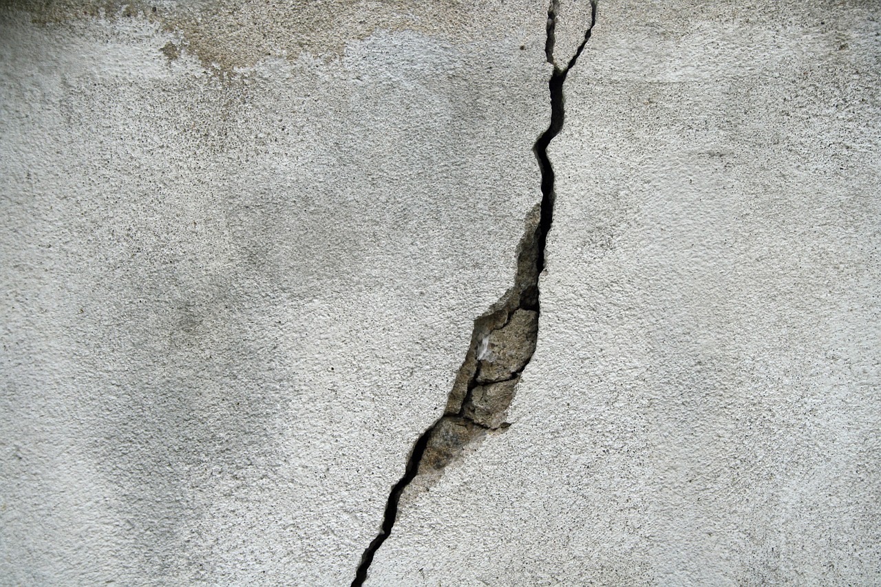 a drywall crack that needs to be repaired